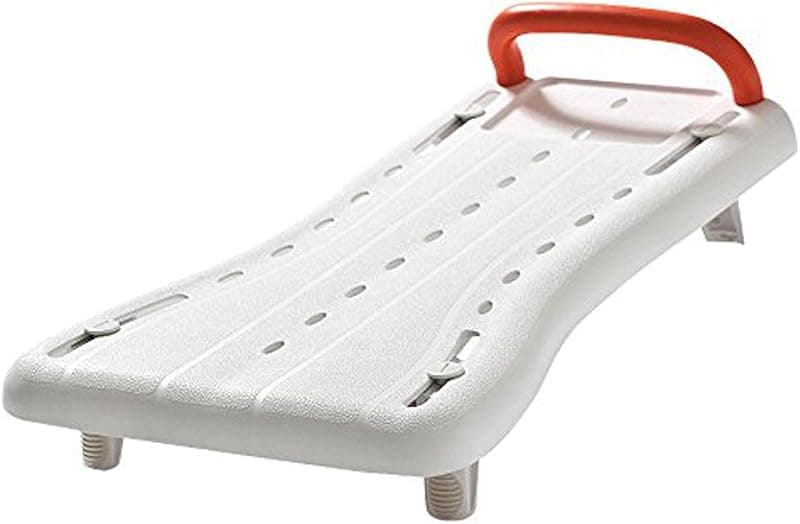 Planche de bain posée en travers d'une baignoire