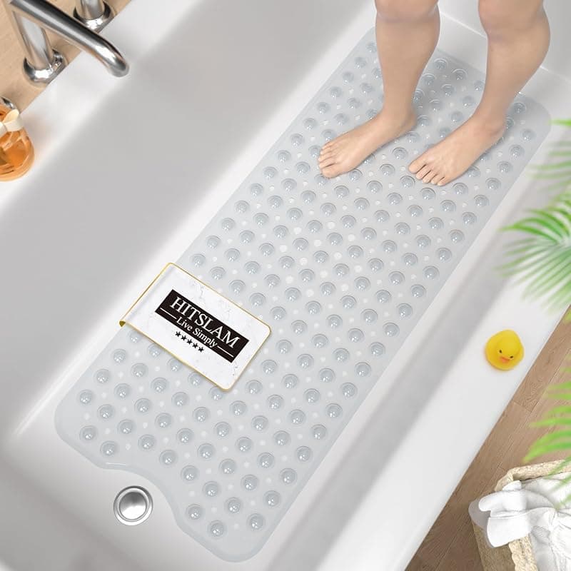 Tapis antidérapant à ventouses au fond d'une baignoire